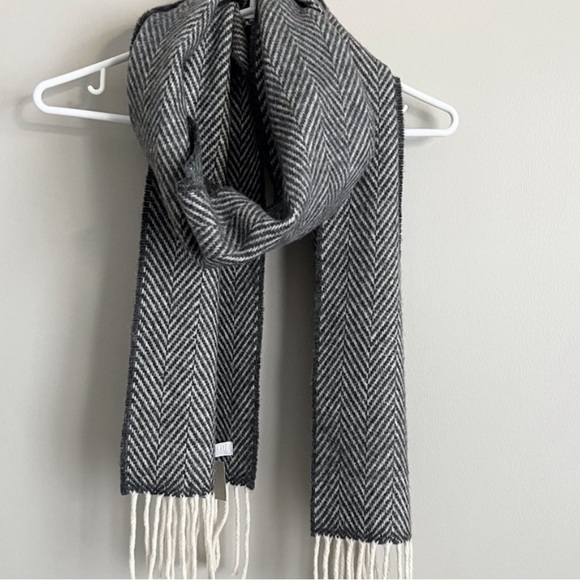 Foxford Scarf Ireland Lambswool Cashmere Blend Grey Cream Herringbone BRAND NEW - Picture 2 of 2
